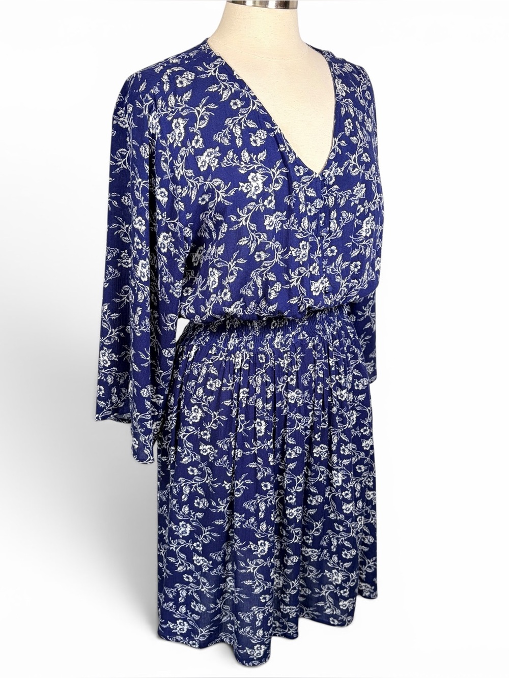 J.GHEE Navy Blue & White Floral Boho Flare Sleeve V-Neck Mini Dress, 1X - Picture 4 of 11